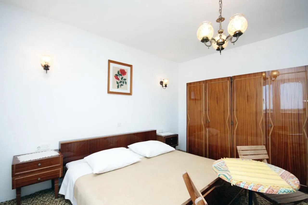Triple Room Barbat 5070E Barbat na Rabu ゲストハウス